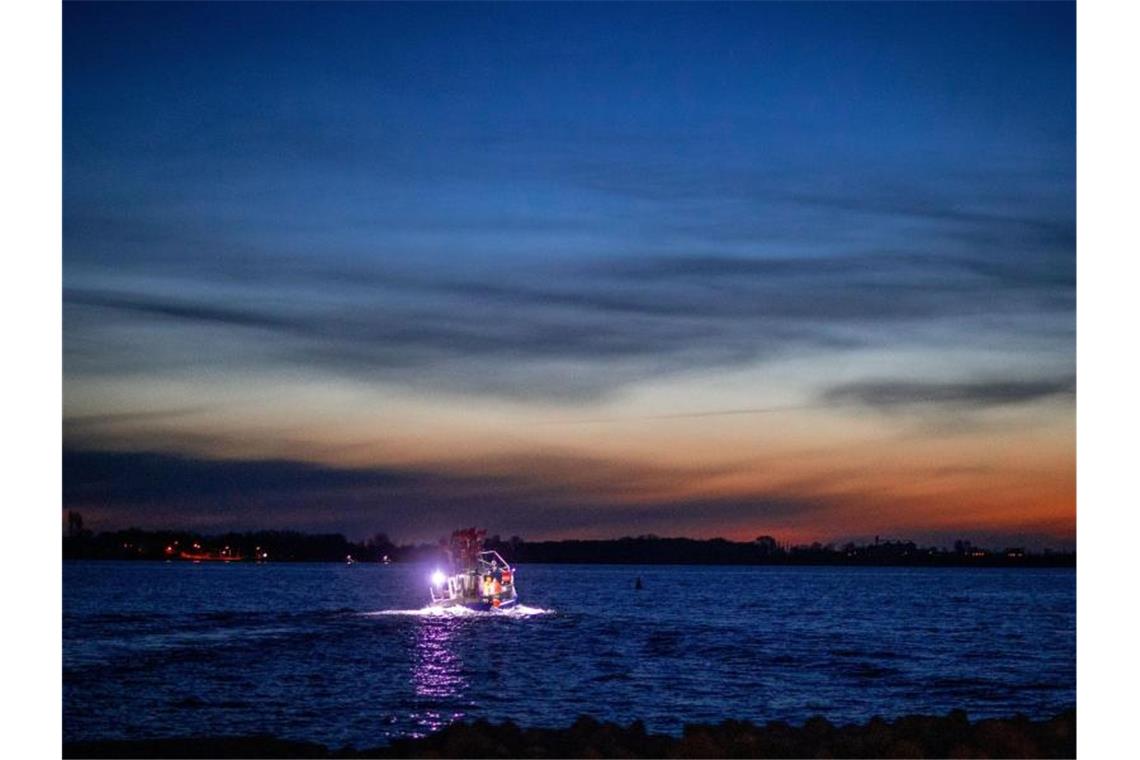 EU-Länder einigen sich auf vorläufige Fischereiquoten Fischer sind am frühen Morgen mit ihrem Kutter im Greifswalder Bodden unterwegs. Foto: Jens Büttner/dpa-Zentralbild/dpa
