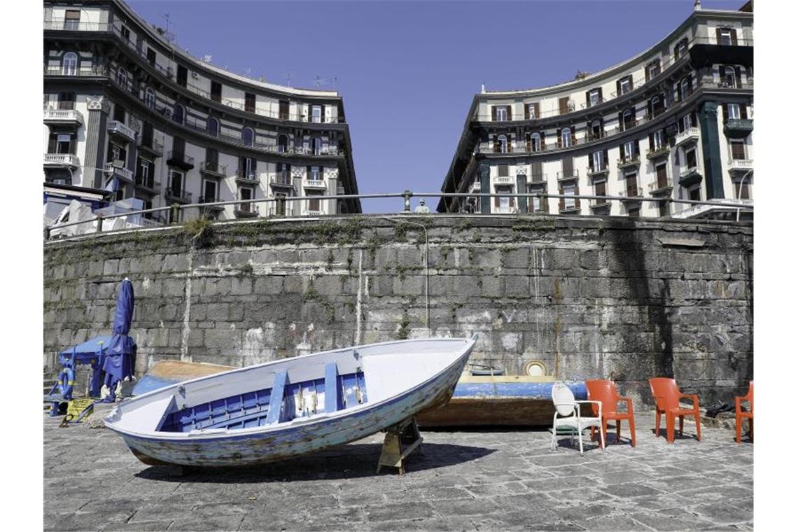 Fischerboote liegen in einem menschenleeren Hafen in Neapel, Italien. Foto: Fabio Sasso/ZUMA Wire/dpa