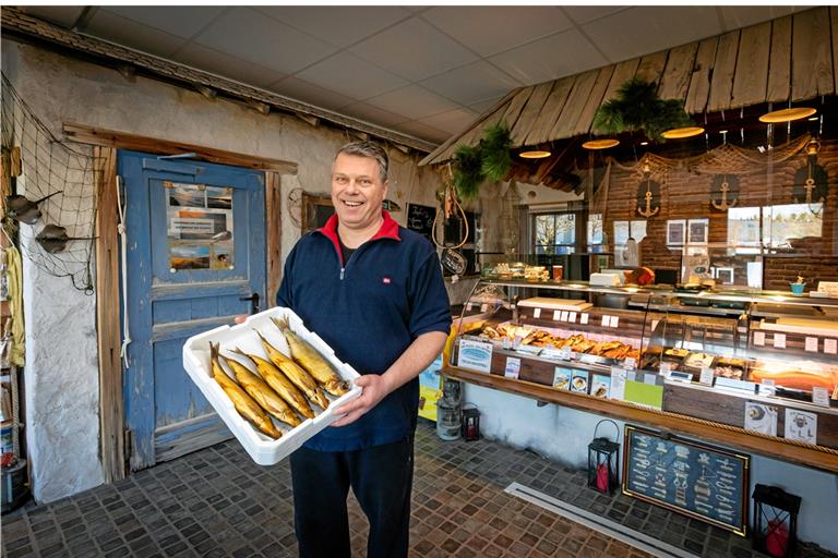 Fischwirt Martin Jeromin hat sein Handwerk in der Ostseegemeinde Timmendorfer Strand erlernt. Fotos: A. Becher