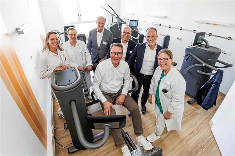 Fit für die multimodale Schmerztherapie, die Patienten unter anderem mit einem smarten Krafttrainingszirkel motiviert: Isabel Staubach, Alexander Tuczek, Heiner Lange, Richard Sigel, Christian Schliep, André Mertel und Simone Brenner (von links). Foto: RMK/Fuchs