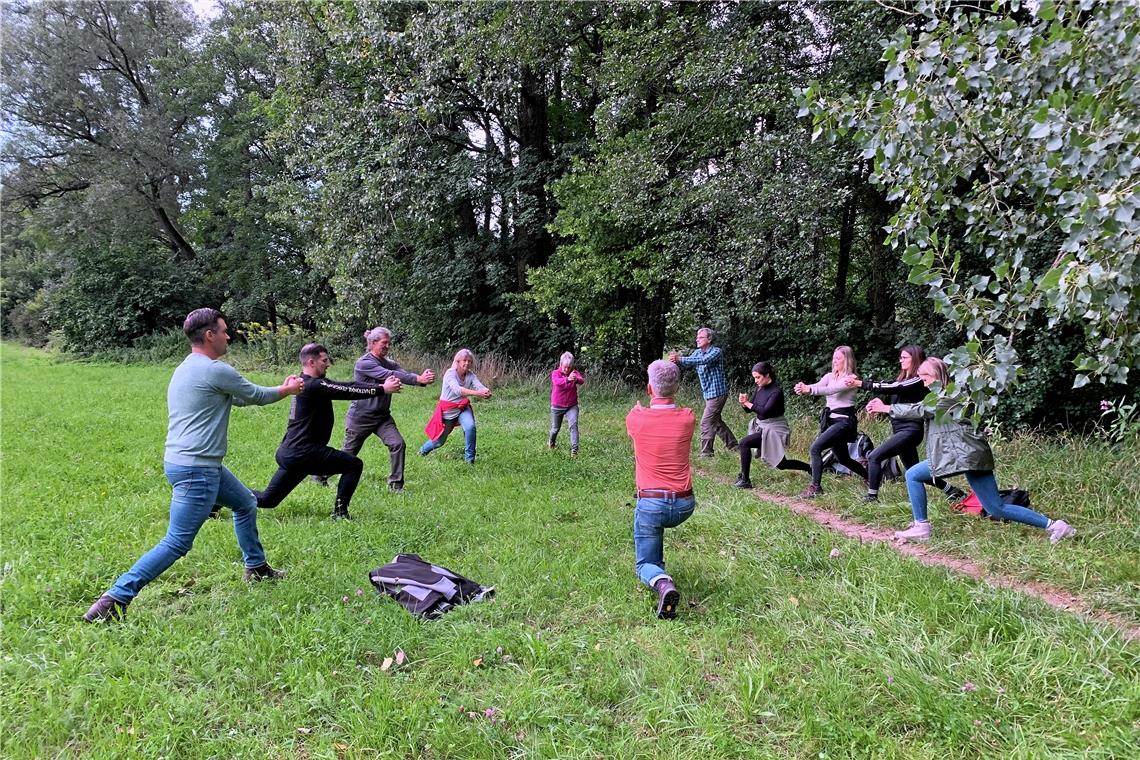 Wandern mit Extrafitnessprogramm Fitnessübungen in der Natur sind Teil des Konzepts „Gesundheitswandern“. Foto: R. Zehetner