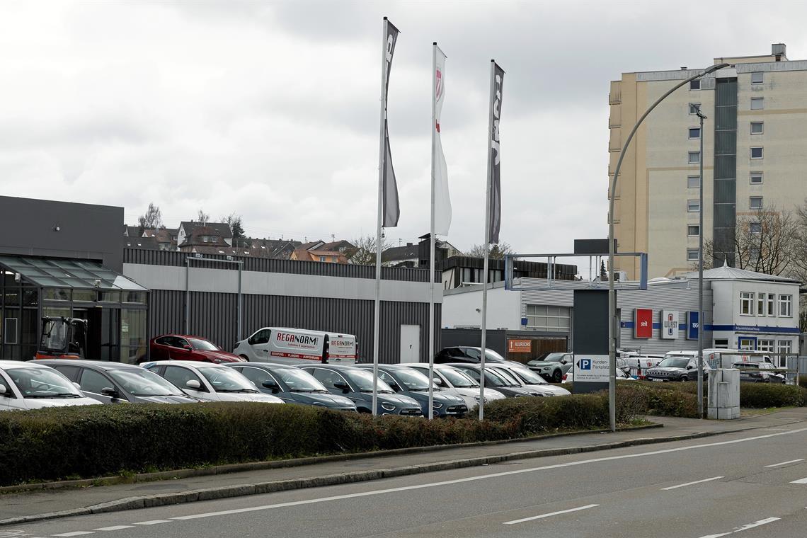 Flache Gebäude und geparkte Autos prägen das Bild in der Sulzbacher Straße. Die Stadt wünscht sich hier mehrstöckige Häuser und weniger versiegelte Flächen. Gegenüber dem Hochhaus am Berliner Ring könnte ein weiterer Hochpunkt entstehen. Foto: Alexander Becher