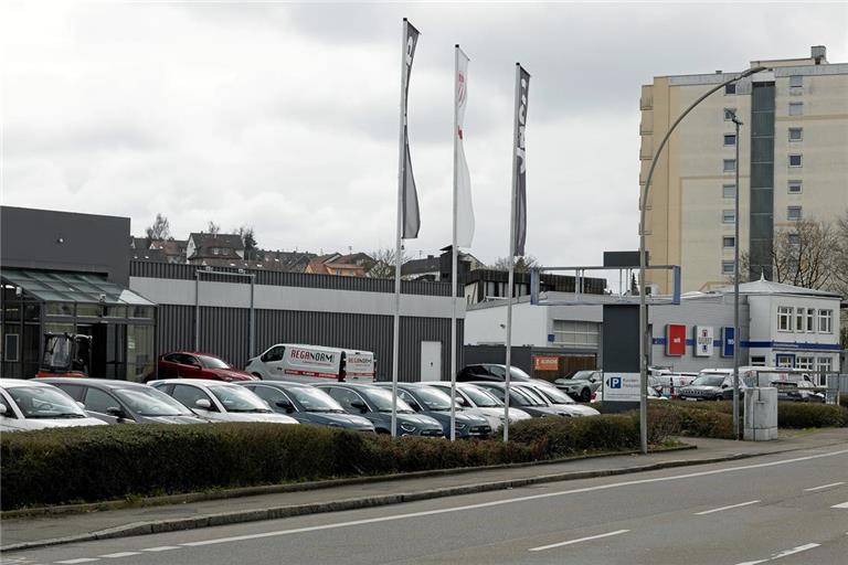 Flache Gebäude und geparkte Autos prägen das Bild in der Sulzbacher Straße. Die Stadt wünscht sich hier mehrstöckige Häuser und weniger versiegelte Flächen. Gegenüber dem Hochhaus am Berliner Ring könnte ein weiterer Hochpunkt entstehen. Foto: Alexander Becher