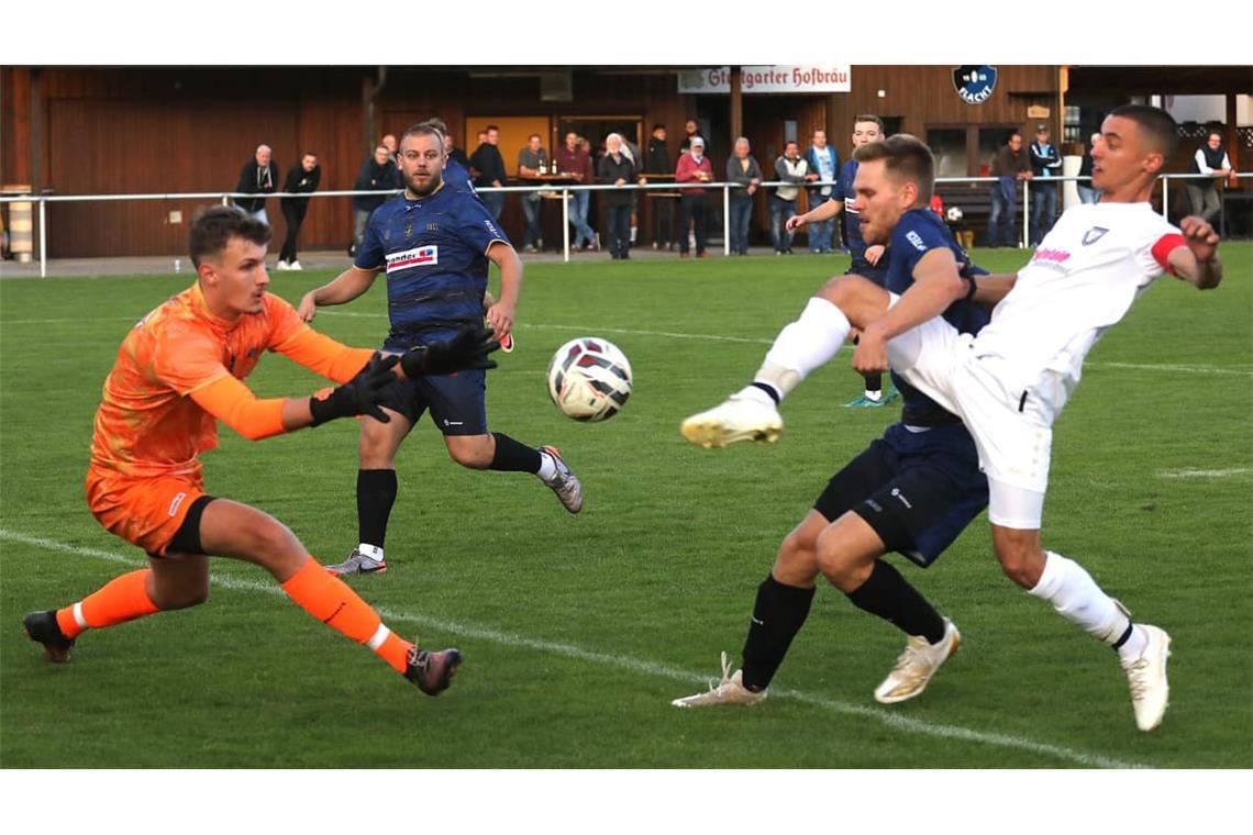 Flachts Torwart David Feddersen (li.) hielt seine Mannschaft lange mit starken Paraden im Spiel, am Ende bezwang ihn nur Renningens Kapitän Julius Böhler (re.) in der Nachspielzeit vom Punkt.