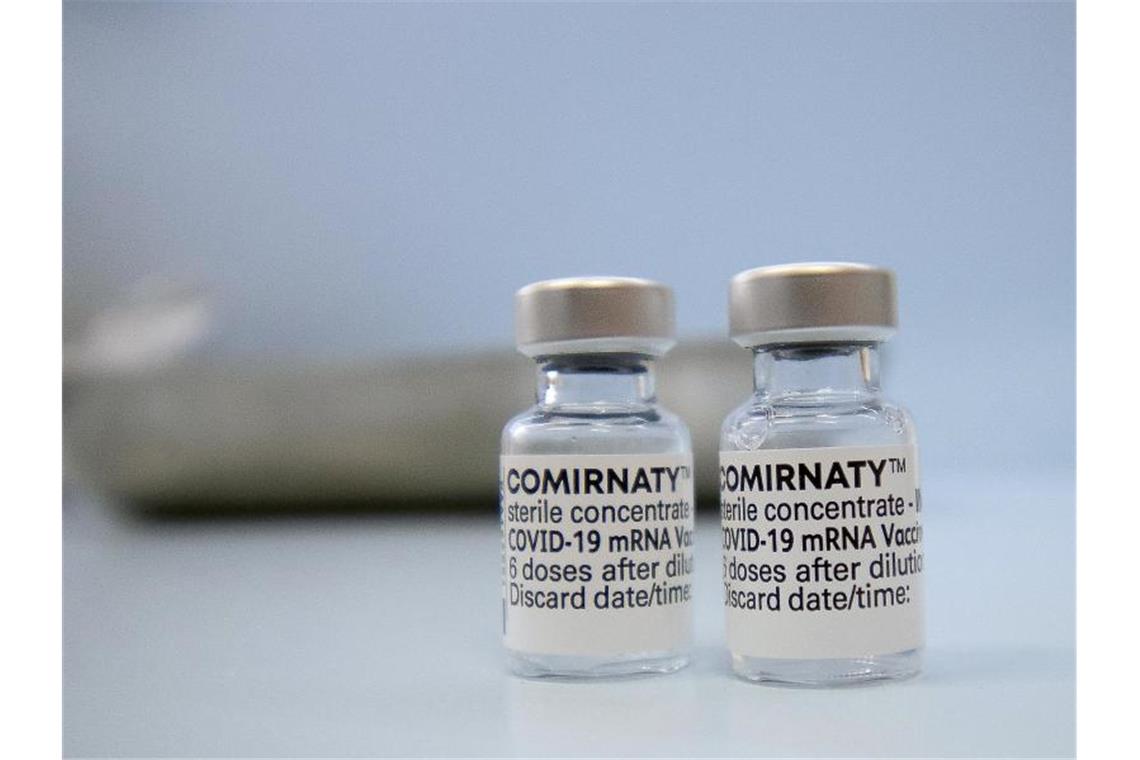 Fläschchen mit dem Biontech-Impfstoff Comirnaty in einer Hausarztpraxis. Foto: Paul Zinken/dpa-Zentralbild/dpa
