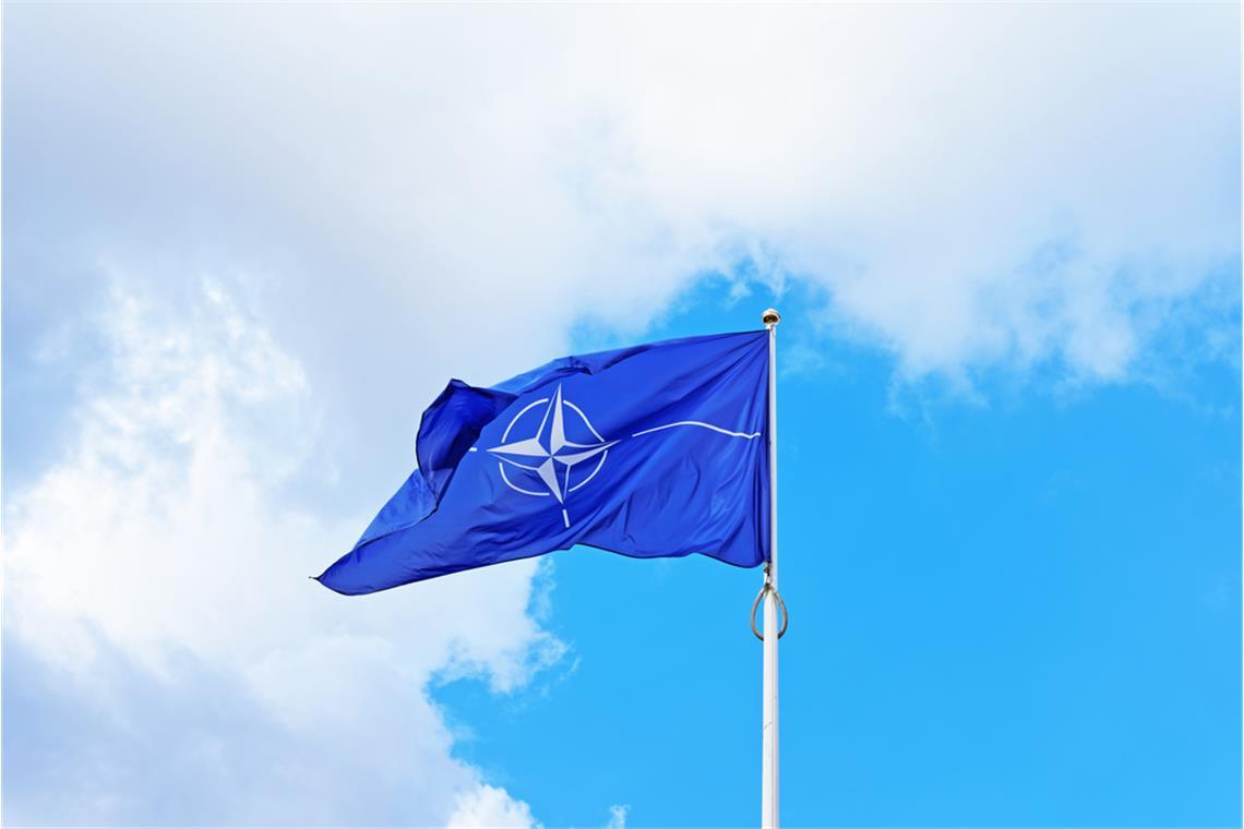 NATO-Artikel 4 und 5: Was steht drin? Flagge der NATO.