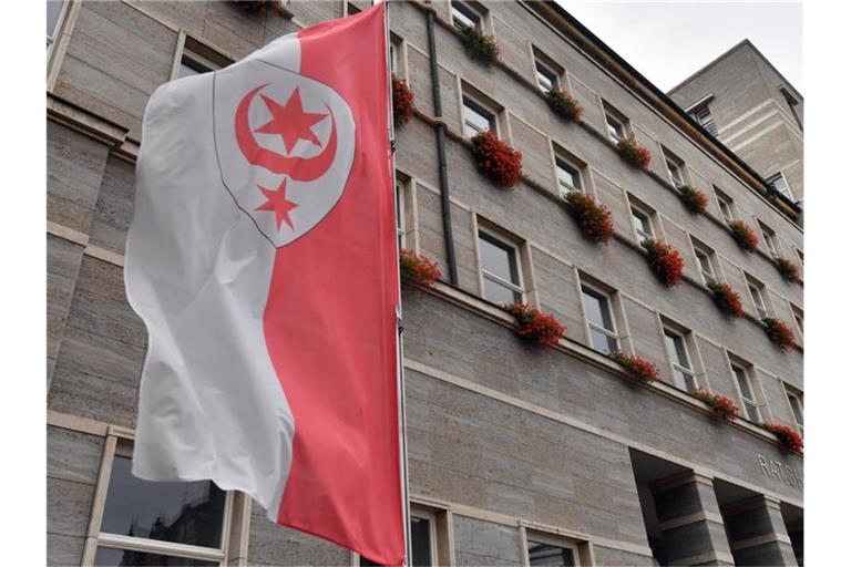 Flagge mit Stadtwappen von Halle. Im Fall der aus einem Fluss geretteten Sechsjährigen aus Halle haben Ermittler einen 24 Jahre alten Verdächtigen gestellt. (Symbolbild). Foto: Hendrik Schmidt/dpa-Zentralbild/ZB