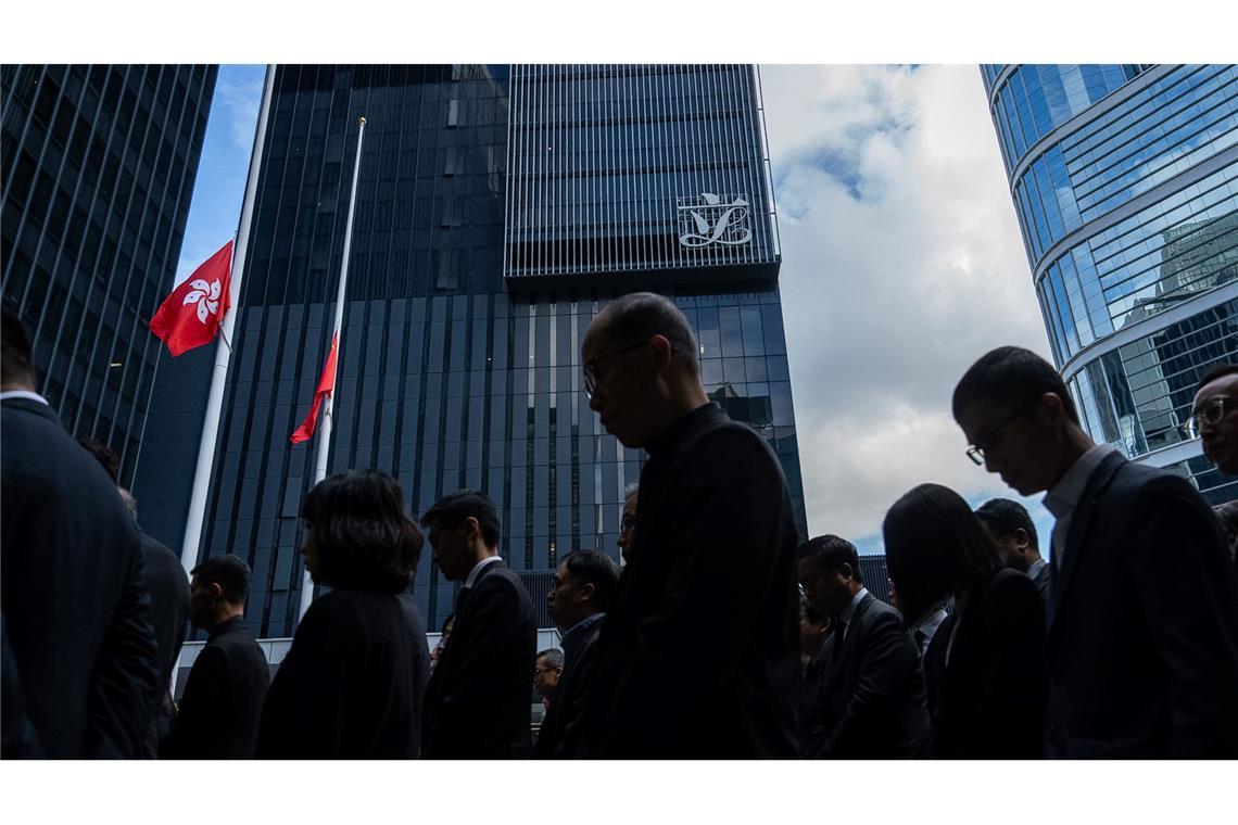 Flaggen Chinas und der Sonderverwaltungsregion Hongkong wehen auf Halbmast, um den Opfern des tödlichen Brandes zu gedenken.