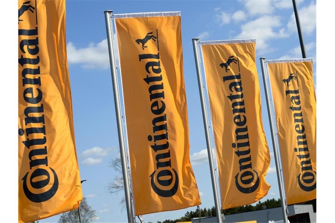 Flaggen der Continental AG wehen auf dem Contidrom-Gelände. Foto: Holger Hollemann/dpa