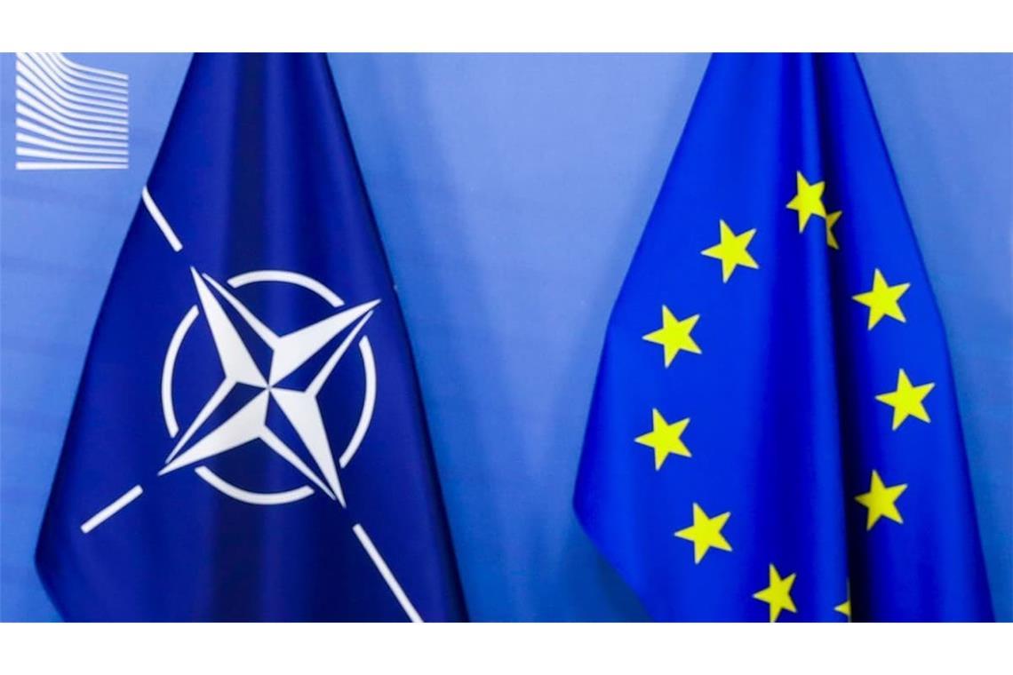 Flaggen der Europäischen Gemeinschaft und der Nato.