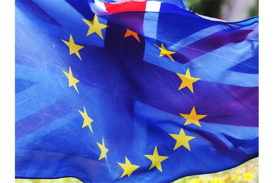Flaggen der Europäischen Union und Großbritanniens wehen in London. Wie werden sich beide Seiten künftig begegnen?. Foto: Jonathan Brady/PA Wire/dpa