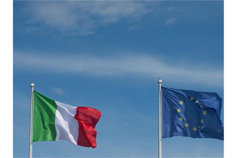 Flaggen der Europäischen Union und Italiens: Die EU-Kommission wird nun doch kein Schulden-Strafverfahren gegen Italien einleiten. Foto: Marijan Murat