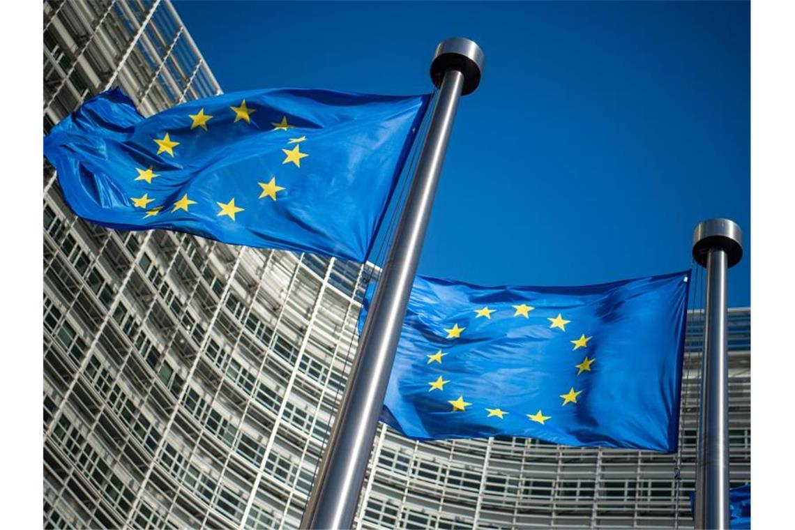 Weiter EU-Ausnahmeregel für britische Finanzdienstleister Flaggen der Europäischen Union vor dem Berlaymont-Gebäude, dem Sitz der Europäischen Kommission in Brüssel. Foto: Arne Immanuel Bänsch/dpa