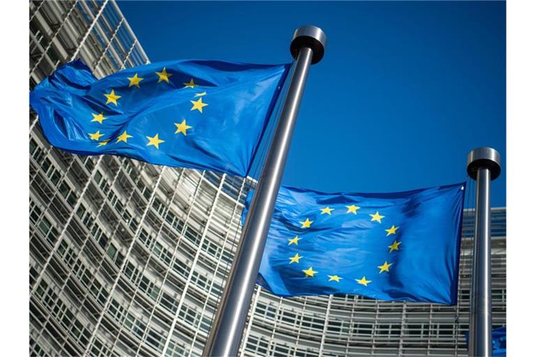 Flaggen der Europäischen Union vor dem Berlaymont-Gebäude, dem Sitz der Europäischen Kommission in Brüssel. Foto: Arne Immanuel Bänsch/dpa