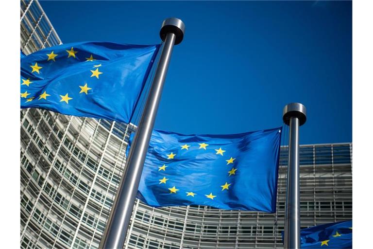 Flaggen der Europäischen Union wehen im Wind vor dem Berlaymont-Gebäude, dem Sitz der Europäischen Kommission. (Archivbild). Foto: Arne Immanuel Bänsch/dpa