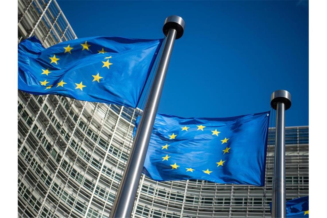 Flaggen der Europäischen Union wehen im Wind vor dem Berlaymont-Gebäude, dem Sitz der Europäischen Kommission in Brüssel. Foto: Arne Immanuel Bänsch/dpa