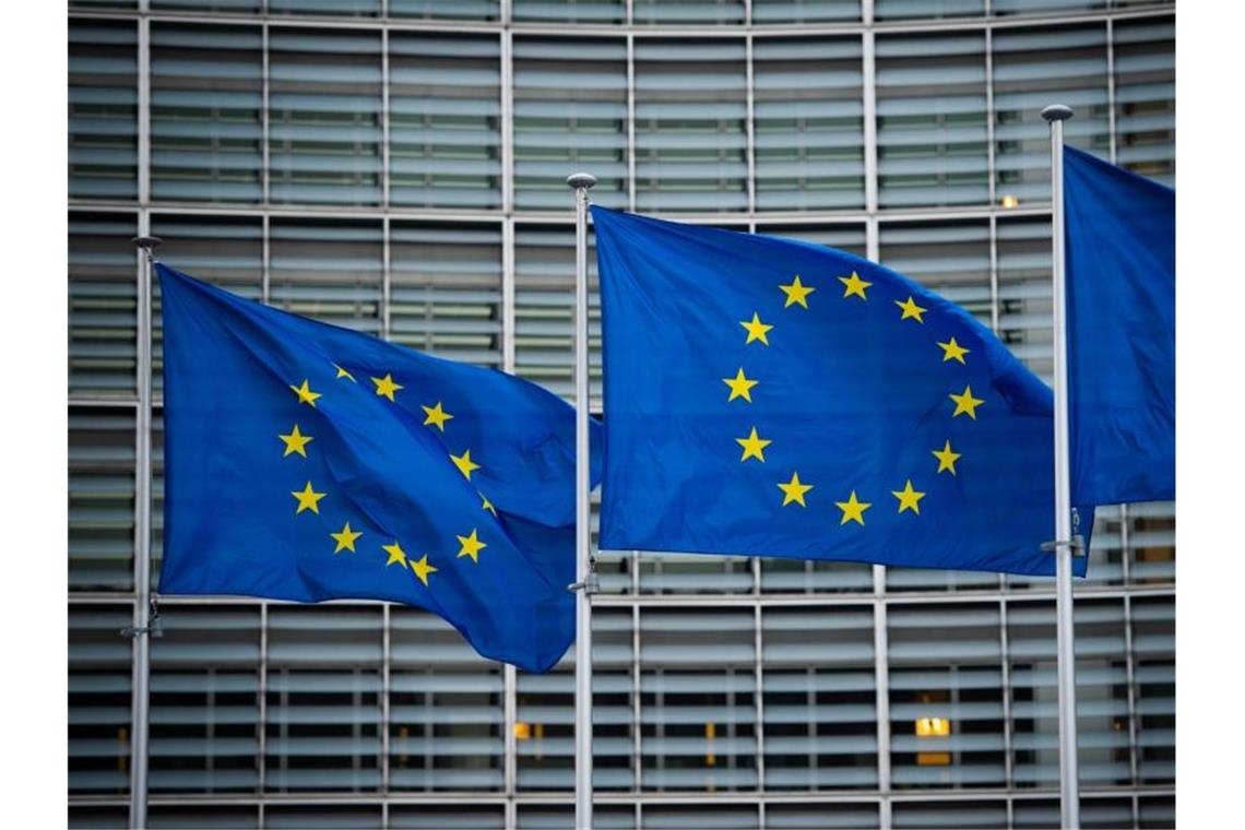 Flaggen der Europäischen Union wehen im Wind vor der Europäischen Kommission in Brüssel. Foto: Arne Immanuel Bänsch/dpa