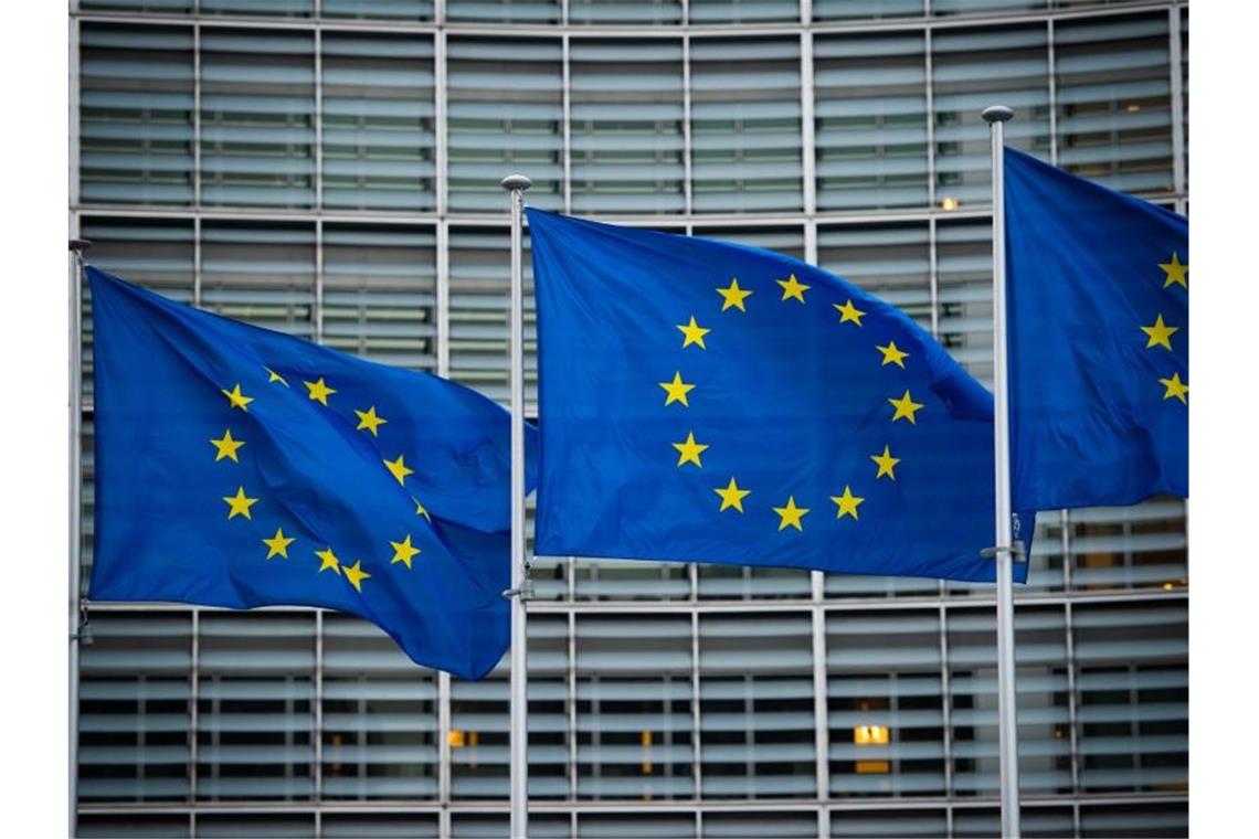 Flaggen der Europäischen Union wehen vor dem Berlaymont-Gebäude in Brüssel. Die EU-Kommission will die Haushaltsregeln für Mitgliedstaaten vereinfachen. Foto: Arne Immanuel Bänsch/dpa