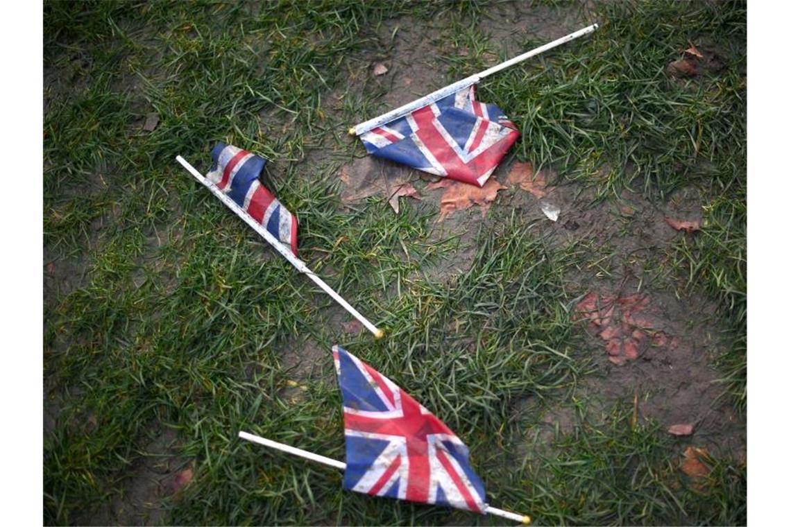 Flaggen Großbritanniens liegen nach den Feiern zum Brexit auf dem Boden. Inzwischen scheint die große Euphorie vorüber. Foto: Victoria Jones/PA Wire/dpa