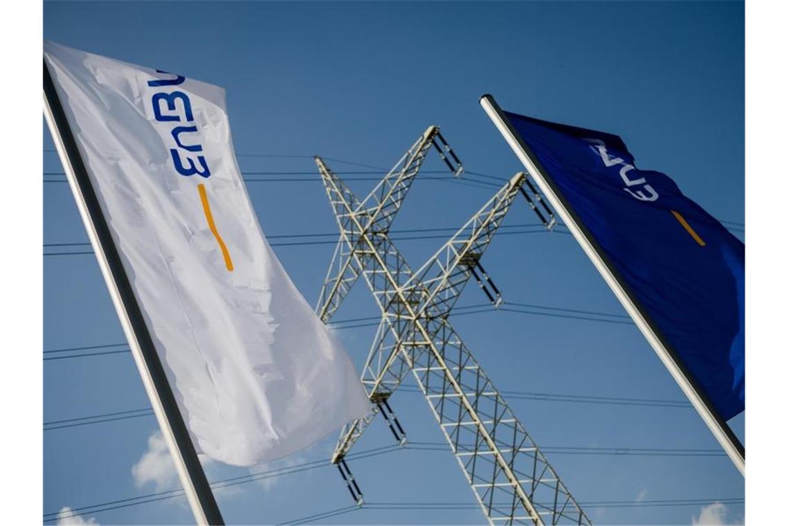 Investitionen in erneuerbare Energien lohnen sich für EnBW Flaggen mit dem Logo der EnBW an der EnBW City. Foto: Christoph Schmidt/dpa/Archivbild