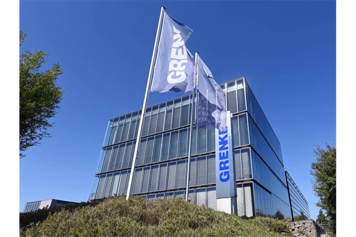 Grenke will Franchise-Gesellschaften integrieren Flaggen mit dem Schriftzug von Grenke wehen an der Zentrale der Aktiengesellschaft. Foto: Uli Deck/dpa/Archivbild