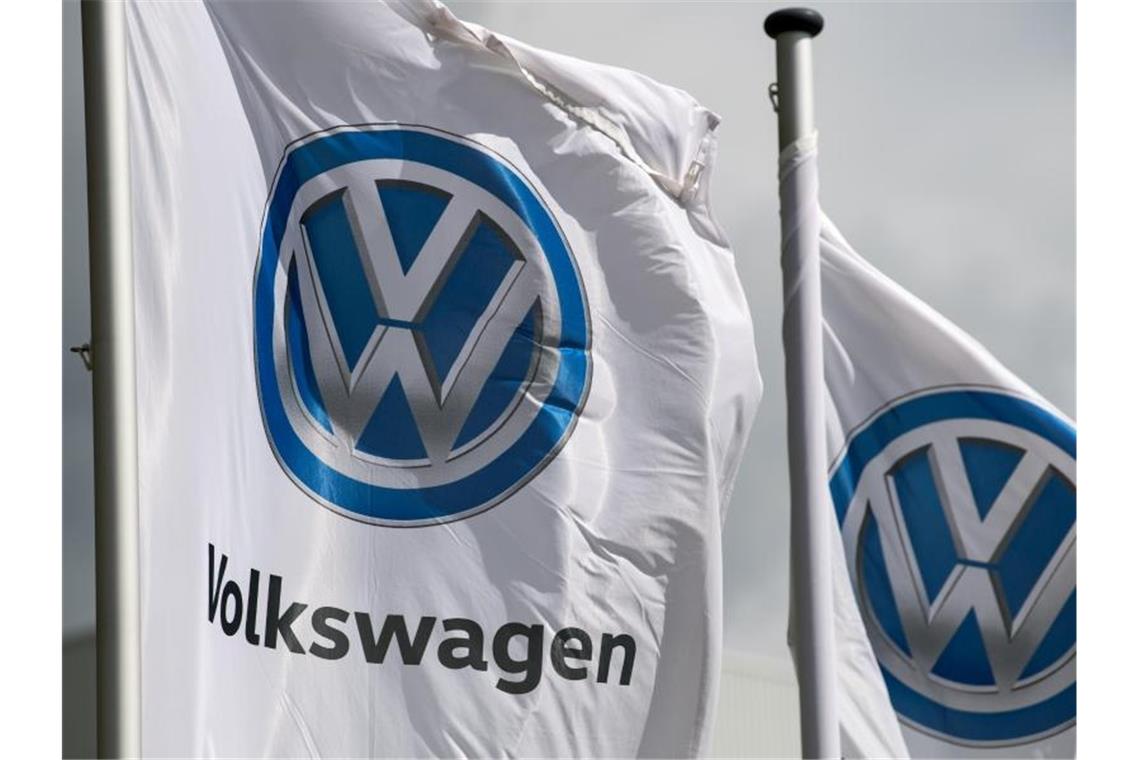 Flaggen mit dem VW-Logo. Foto: Hendrik Schmidt/Archiv