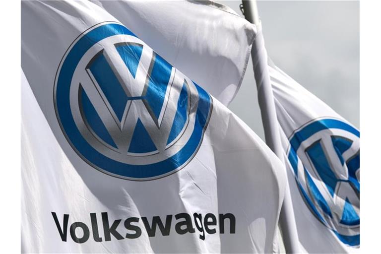 Flaggen mit dem VW-Logo vor einem Werk des Autokonzerns. Foto: Hendrik Schmidt