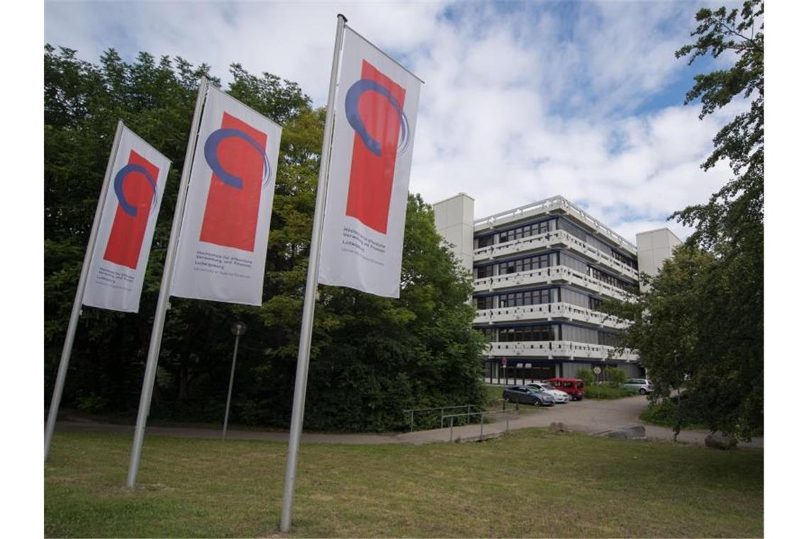Flaggen vor der Verwaltungshochschule in Ludwigsburg. Foto: Marijan Murat/dpa/Archivbild