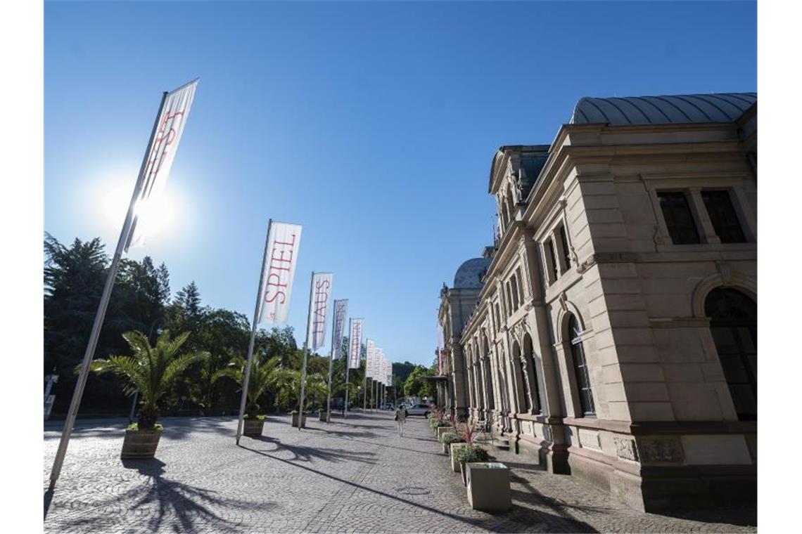 Flaggen wehen vor dem Festspielhaus Baden-Baden. Foto: Uli Deck/dpa/Archivbild