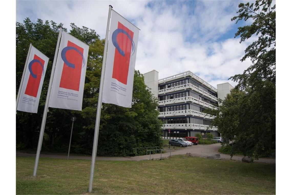 Flaggen wehen vor der Hochschule für Verwaltung und Finanzen Ludwigsburg. Foto: Marijan Murat/dpa/Archivbild