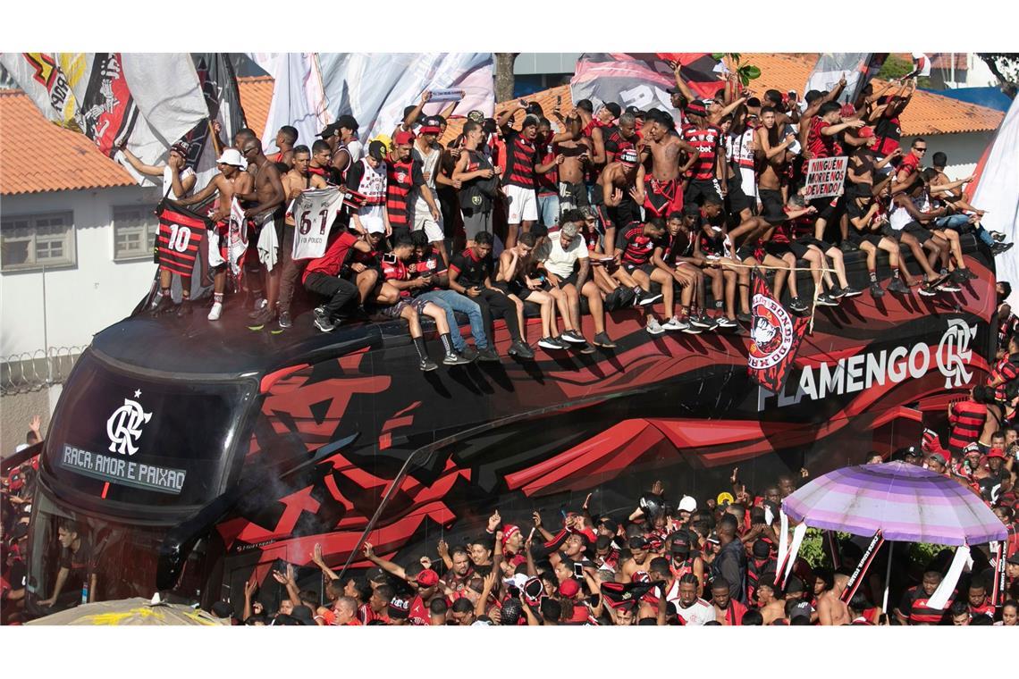 Flamengo-Fußballfans verabschieden in Rio de Janeiro ihre Mannschaft.