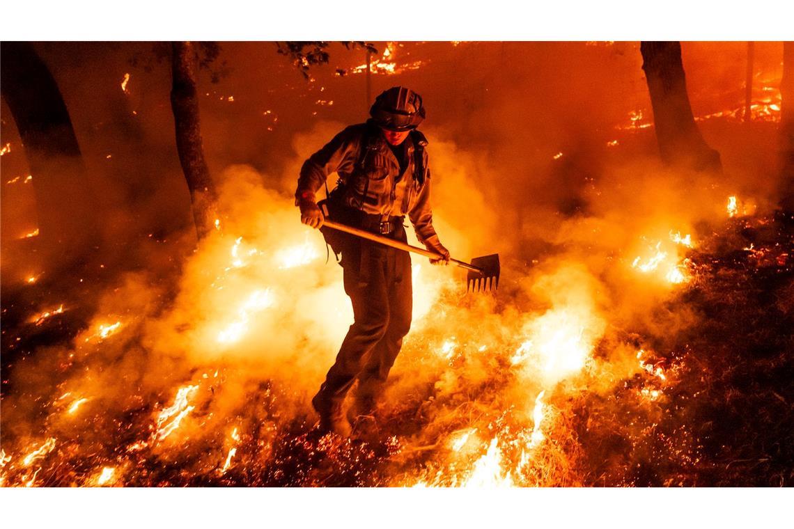 Bilder des Tages Flammen des Pickett-Feuers umzingeln einen Feuerwehrmann in Kalifornien.
