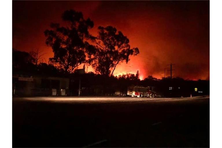Flammen färben den Himmel bei einem Buschfeuer in der Nähe von Nowa Nowa, East Gippsland, rot. Foto: Nowa Nowa General Store/NOWA NOWA GENERAL STORE/AAP/dpa