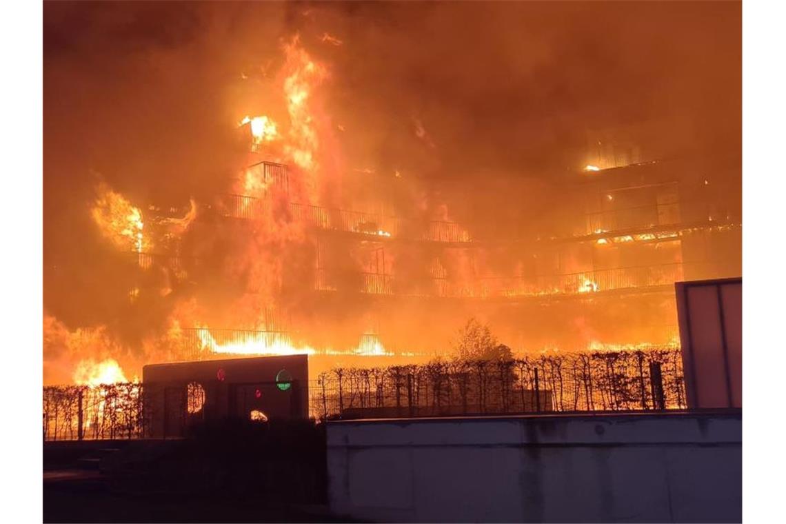 Wohnkomplex in Essen brennt aus Flammen schlagen aus einem Wohnkomplex im Essener Westviertel. Foto: Markus Gayk/dpa