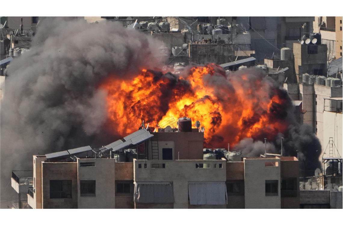 Flammen steigen auf nach einem israelischen Luftangriff in Dahija, einem südlichen Vorort von Beirut.