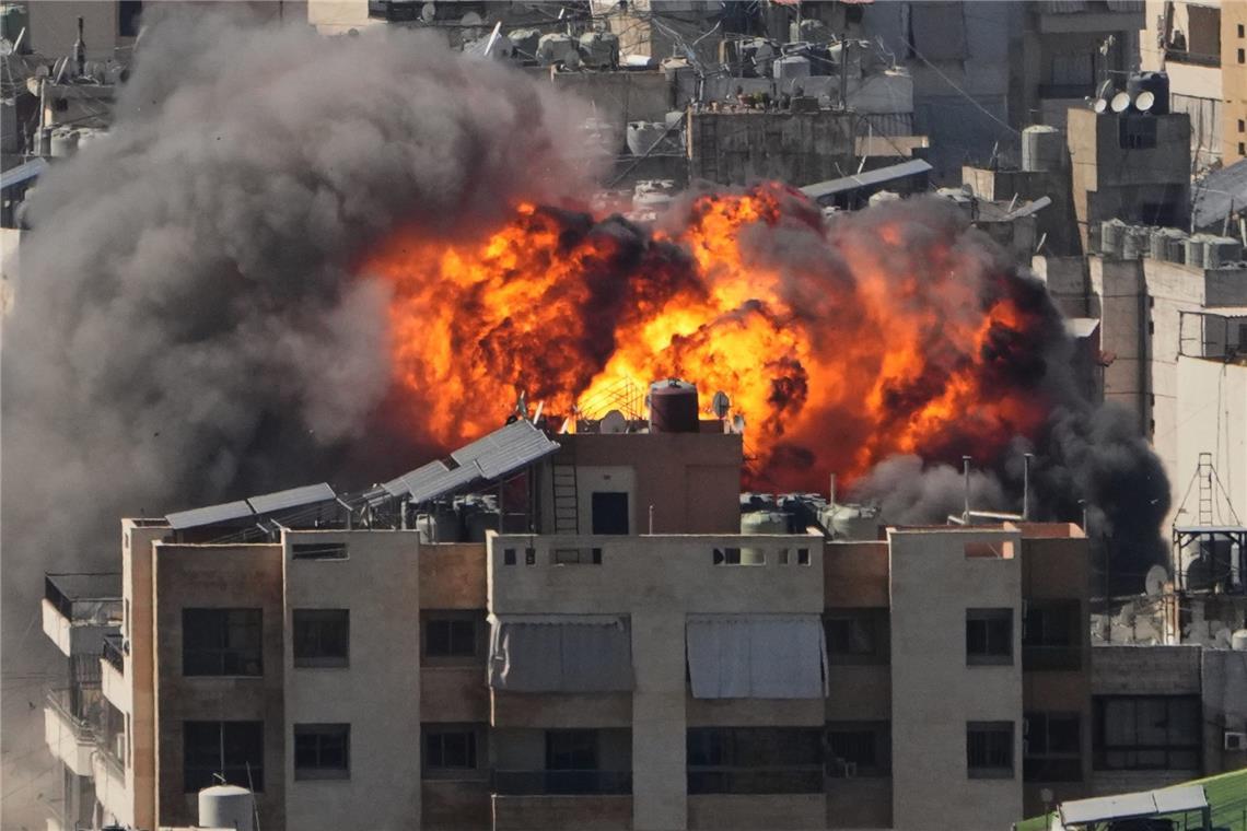 Flammen steigen nach einem israelischen Luftangriff in Dahija, einem südlichen Vorort von Beirut, auf.