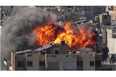 Flammen steigen nach einem israelischen Luftangriff in Dahija, einem südlichen Vorort von Beirut, auf. (Archivbild)