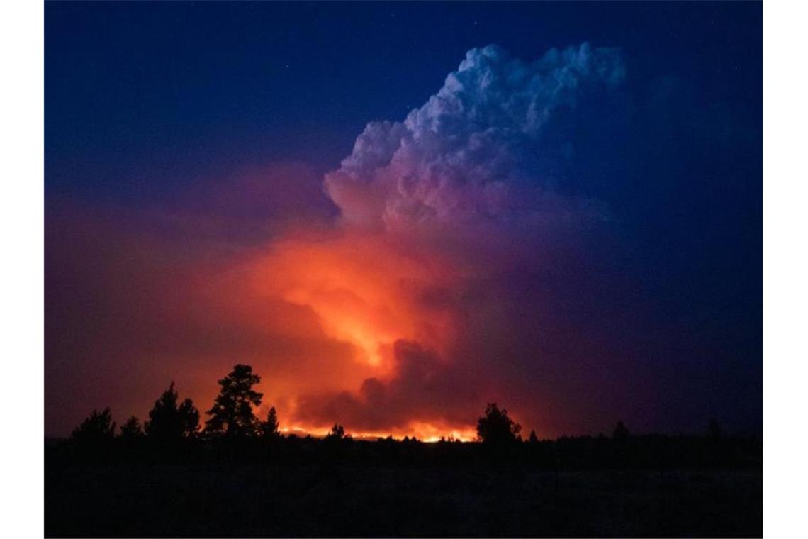 Waldbrand im US-Nordwesten fast 1200 Quadratkilometer groß Flammen und Rauch des „Bootleg“-Feuers im US-Bundesstaat Oregon. Foto: John Hendricks/Oregon Office of State Fire Marshal/AP/dpa