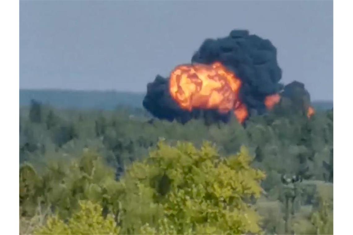 Neues russisches Militärflugzeug bei Test abgestürzt Flammen und Rauch schießen an der Absturzstelle empor. Foto: Dmitry Ovchinnikov/Dmitry Ovchinnikov/AP/dpa