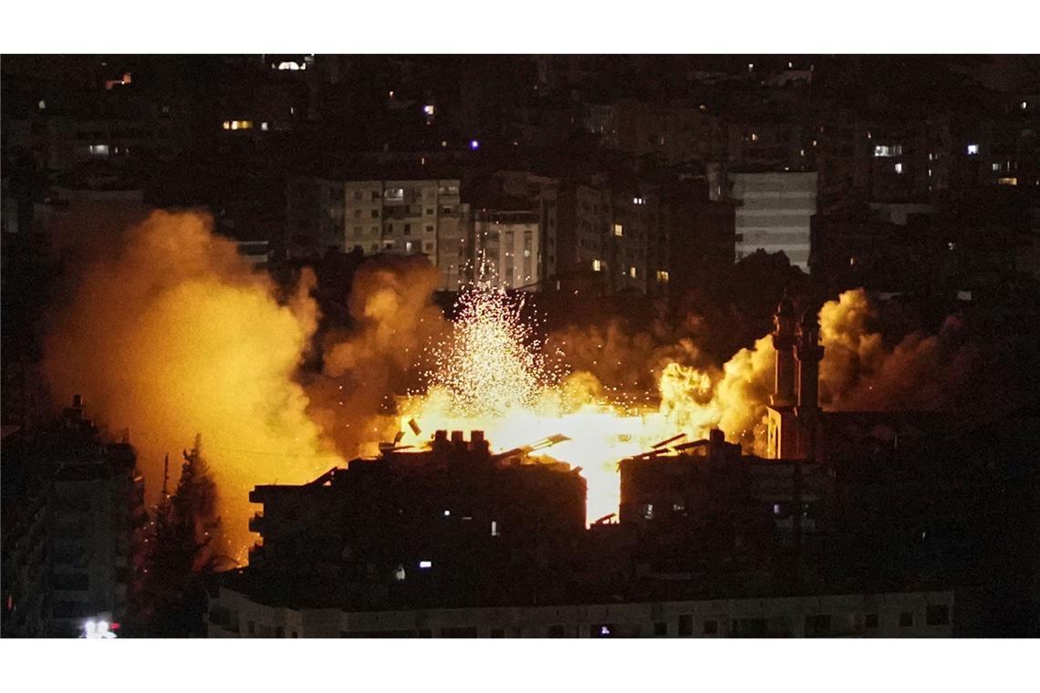Bilder des Tages Flammen und Rauch sind nach einem israelischen Luftangriff auf Dahija, einen südlichen Vorort von Beirut, zu sehen. Die israelische Luftwaffe hat mehrere Ziele der Hisbollah-Miliz in Vororten der libanesischen Hauptstadt Beirut angegriffen.