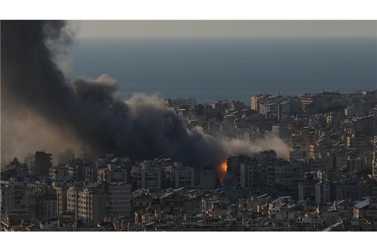 Flammen und Rauch steigen nach israelischen Luftangriffen auf Dahiyeh, einem südlichen Vorort von Beirut.