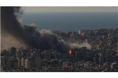 Flammen und Rauch steigen nach israelischen Luftangriffen auf Dahiyeh, einem südlichen Vorort von Beirut.