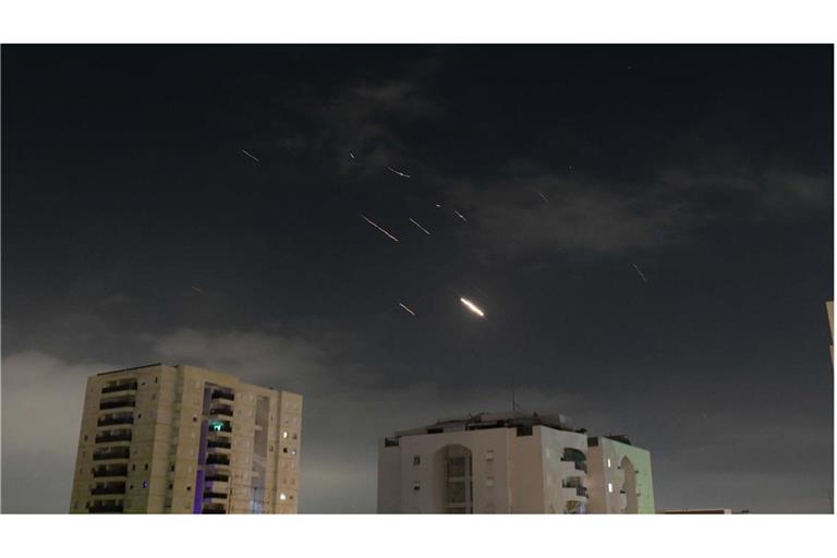 Flammen von Explosionen am Himmel von Tel Aviv. Israels Raktenabwehrsystem fängt Raketen und Drohnen aus dem Iran ab.