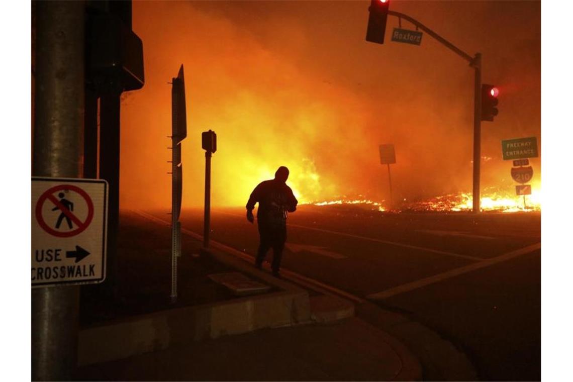 Flammern lodern nahe dem Ort Sylmar nördlich von Los Angeles. Foto: David Swanson/FRE 171705/dpa