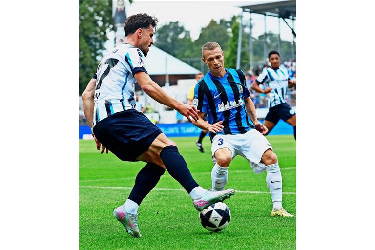 Flamur Berisha (li.) im Zweikampf mit Triers Kevin Heinz.