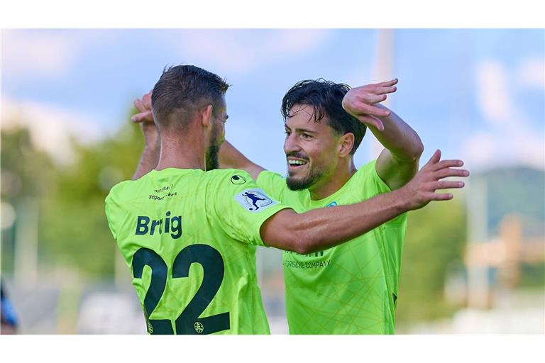 Flamur Berisha (re.) brachte die Kickers mit 1:0 in Führung und jubelt mit David Braig, der den zweiten Treffer markierte.