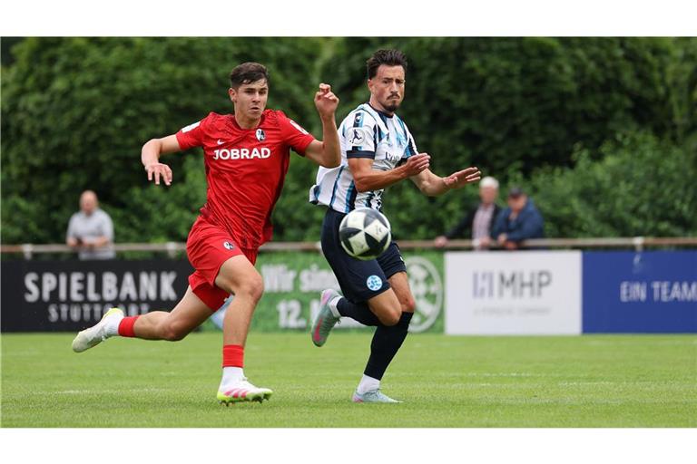Flamur Berisha (re.) testet mit den Kickers erfolgreich gegen den SCF II.