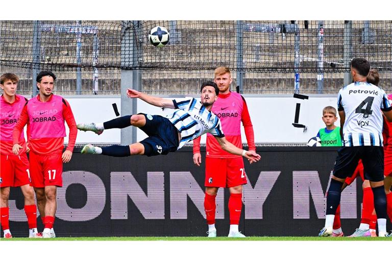 Flamur Berisha setzt zu seinem Seitfallzieher-Traumtor gegen den SC Freiburg II an.