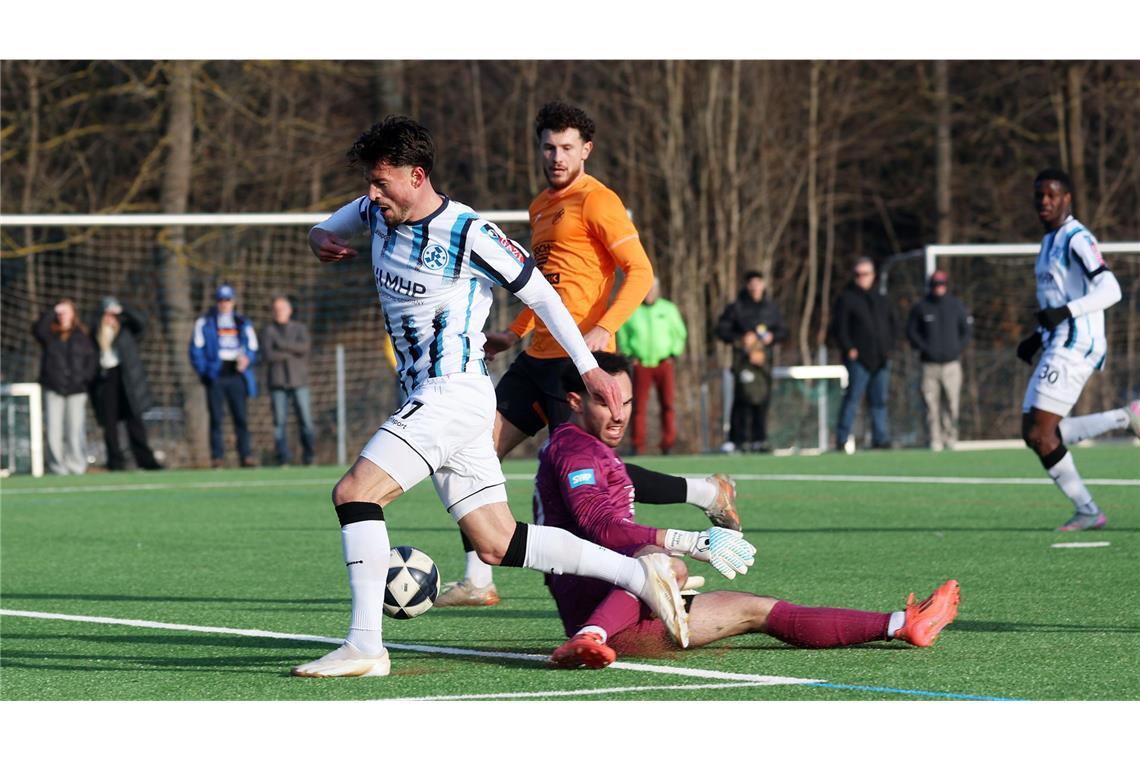 Flamur Berisha zieht an CfR-Keeper Kadir Cetiner vorbei und trifft zum 1:0.