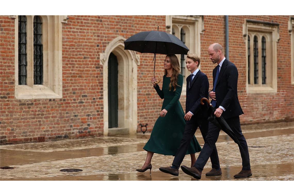 Flankiert wurde der 13-Jährige von seinen Eltern Prinzessin Kate (links) und Prinz William (rechts).